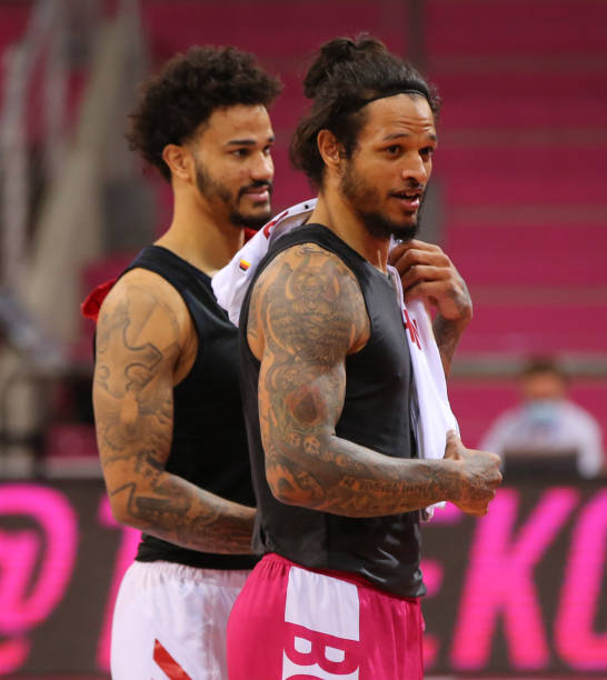 正是钢人在 正是钢人在