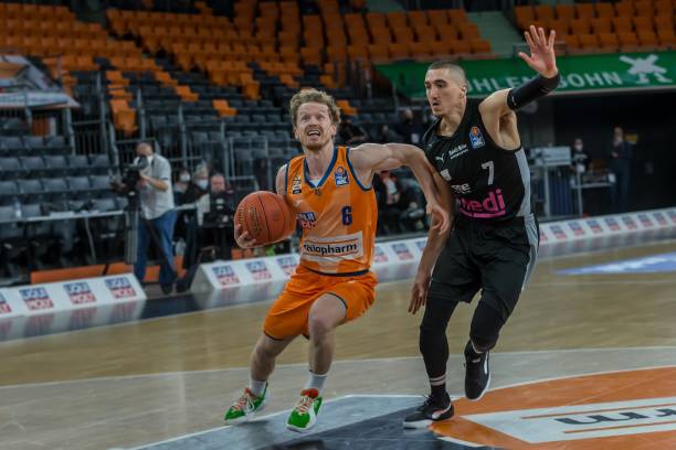 持竞争力的 持竞争力的